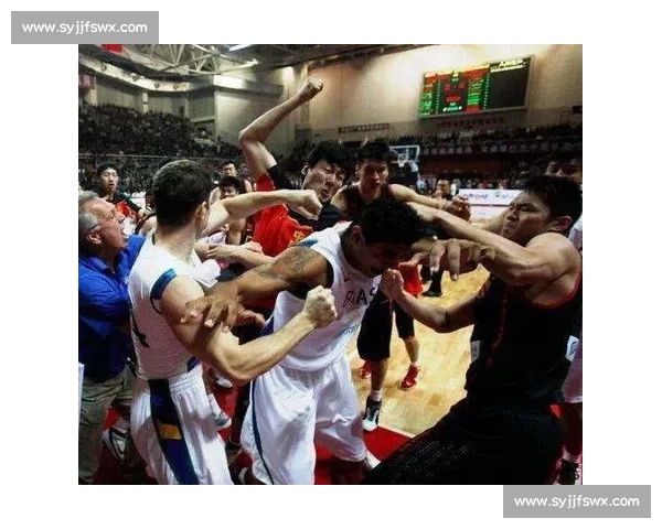 朱芳雨 2010 中巴群殴名场面：组合拳暴打巴西球员，一战封神！